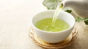 Chá verde substituindo café? Entenda efeitos de cada bebida no organismo