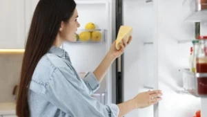 O erro ao guardar queijo na geladeira que pode fazê-lo estragar antes