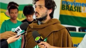Renan Santos defende acabar com Justiça do Trabalho, diz que CLT