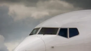 Ônibus atinge asa de Boeing 737 durante embarque no Aeroporto de Guarulhos