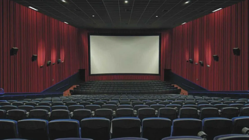 Cinemas ampliam uso de filmes mais curtos e antigos para alcançar a Cota de Tela