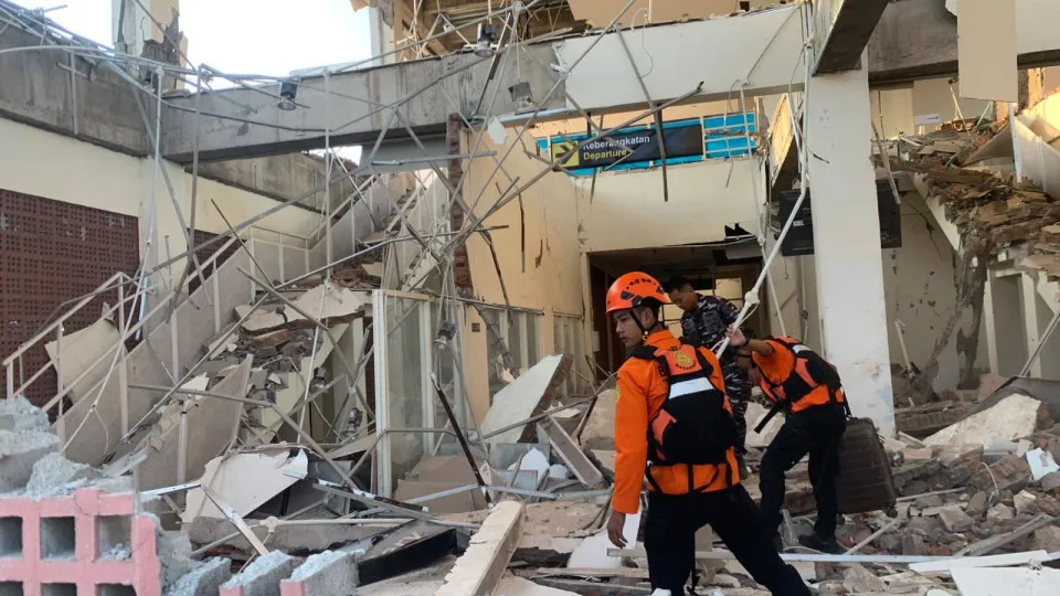 Indonésia: número de mortos no terremoto chega a 100 mil