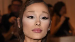 Magreza de Ariana Grande em novo clipe,