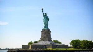 Bebê de 5 meses e mulher morrem após barco virar em Nova York