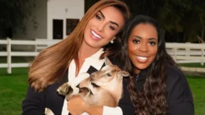 Nicole Bahls batiza cabrito de Vini Jr. e recebe mãe do jogador: