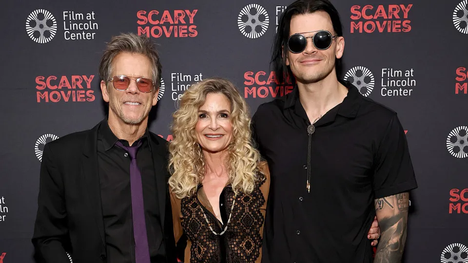 Kevin Bacon posa com a família na première de filme feito pelos quatro