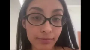 Após filha relatar abuso, influenciadora esfaqueia padrinho da menina
