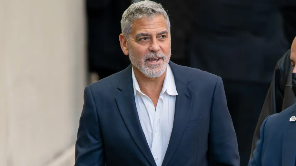 George Clooney recebe Leão de Ouro e critica autoritarismo político hoje