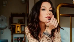 Priscilla Alcântara se afasta do gospel e busca o pop dos anos 2000 em novo disco