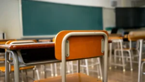 Menor esfaqueia professora na cabeça sob pretexto de ajuda com trabalho
