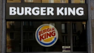 Burger King é condenado a indenizar trabalhadora por uniforme que não servia