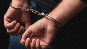 Polícia prende suspeito de sequestrar adolescente que escapou ao pular de carro no Rio