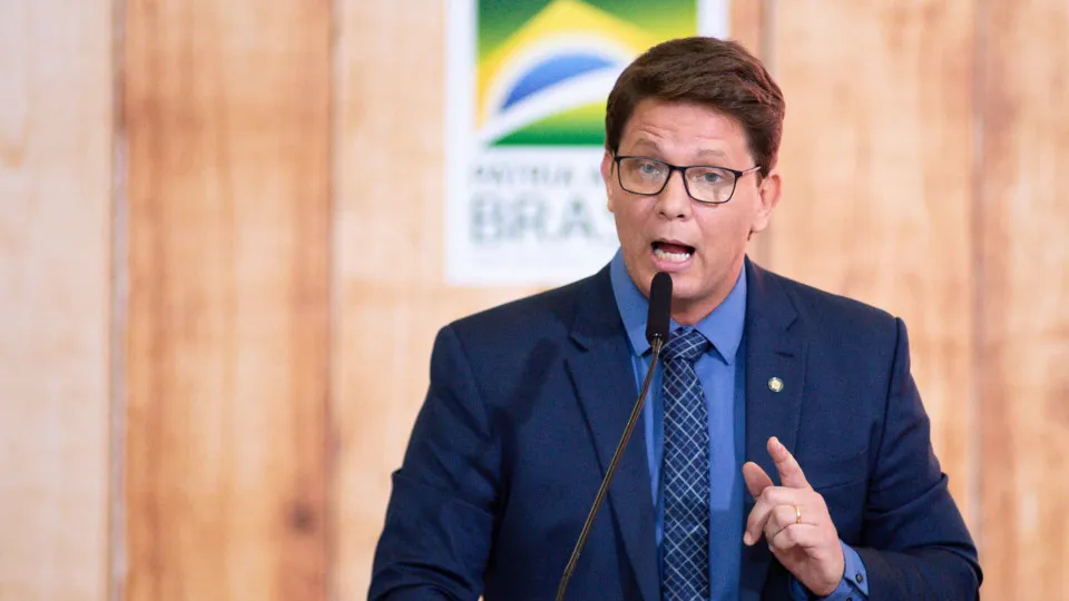 Dino proíbe Mário Frias de sair do país e critica