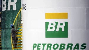 Petrobras anuncia e depois recua de aumento do preço na gasolina a distribuidoras