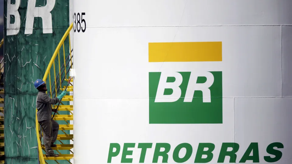 Petrobras anuncia e depois recua de aumento do preço na gasolina a distribuidoras