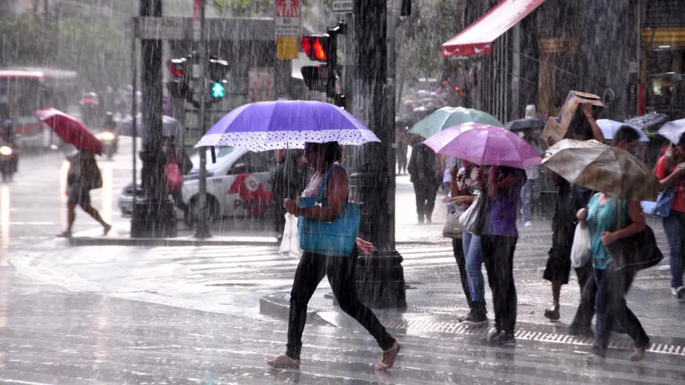 São Paulo deve ter chuva fraca e temperatura máxima de 18°C nesta quarta (16)