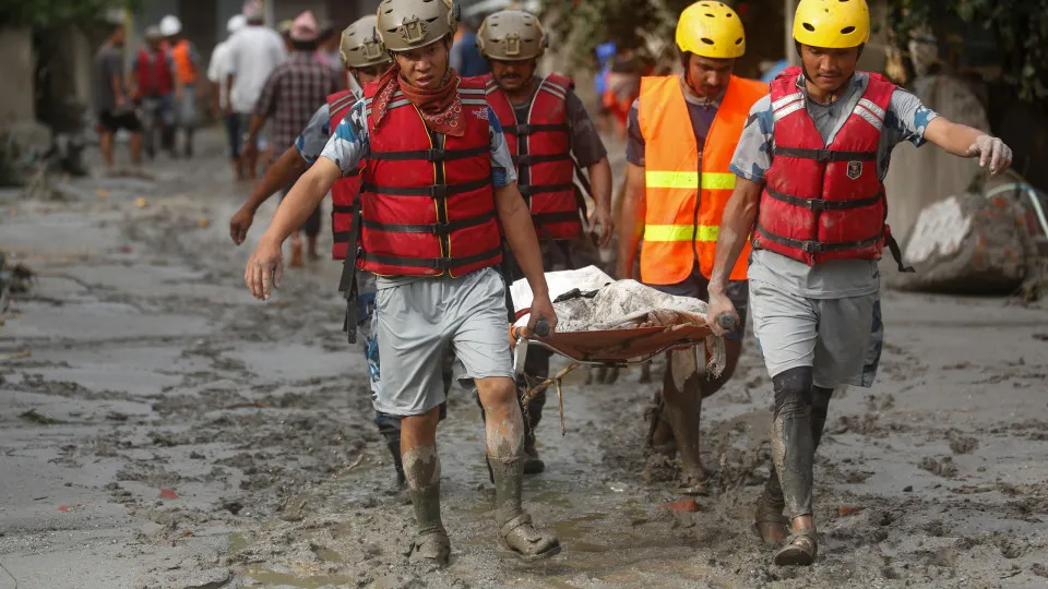 Mais de 6.000 seguem desaparecidos no Nepal, e a maioria dos corpos não foi retirada