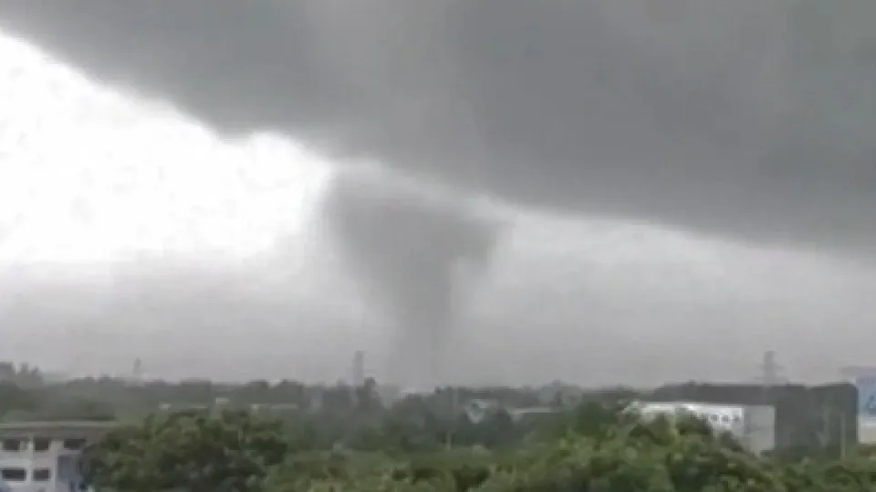 Durante forte tempestade, tornado atinge escola no sul da China; veja!