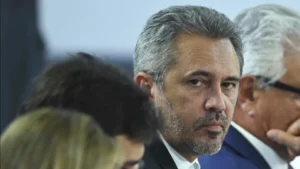 Justiça tira 29 minutos de propaganda de Elmano após peça associar Ciro Gomes a Bolsonaro