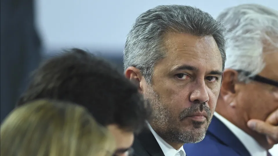 Justiça tira 29 minutos de propaganda de Elmano após peça associar Ciro Gomes a Bolsonaro