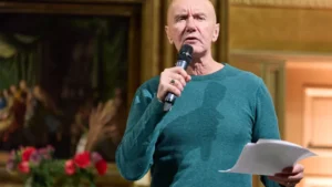 Celular faz tudo ser vício para os jovens, diz Irvine Welsh, de