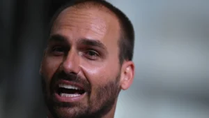 Eduardo Bolsonaro diz que vai transferir embaixada para Jerusalém em governo Flávio