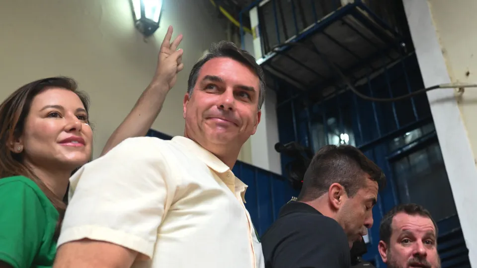 Flávio Bolsonaro diz confiar em