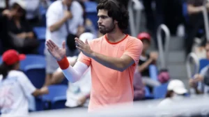 Carlos Alcaraz volta a ser campeão e conquista torneio de Tóquio