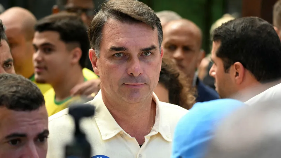 Flávio diz que o pai colocará a faixa presidencial nele no dia da posse