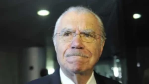 Ex-presidente José Sarney é internado após dores e procedimento abdominal