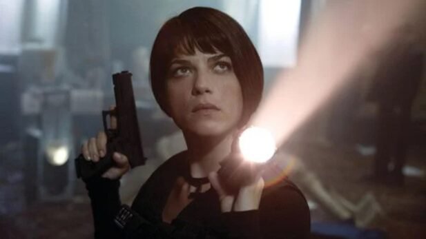 Selma Blair é conhecida por produções como "Segundas Intenções", "Legalmente Loira" e "Hellboy". (Foto: Reprodução)