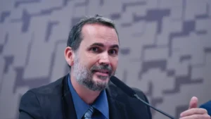 Ministro diz que Lula fará ajuste das contas em 4 anos e vê