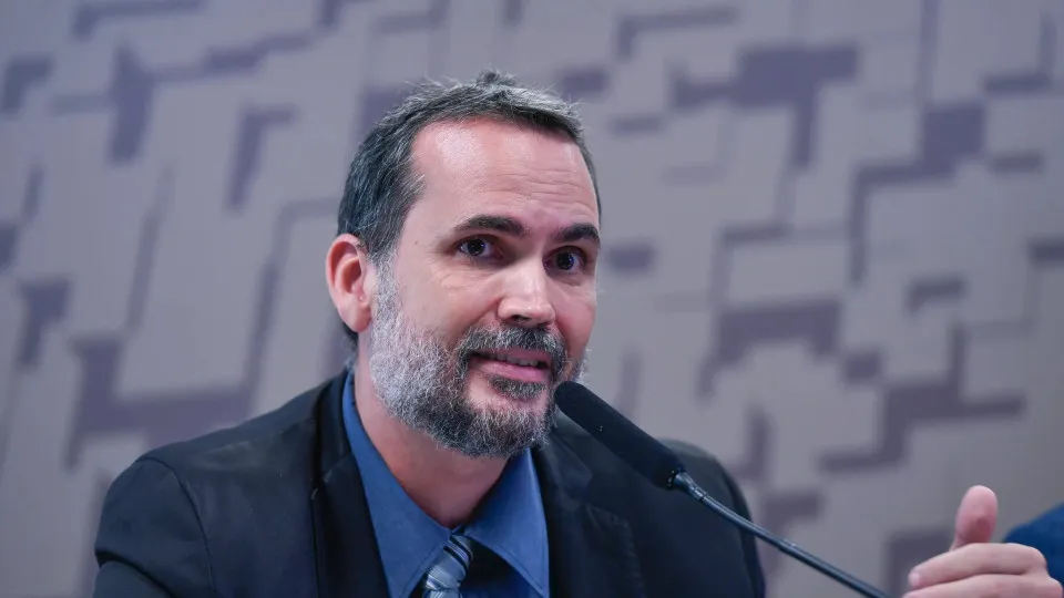 Ministro diz que Lula fará ajuste das contas em 4 anos e vê