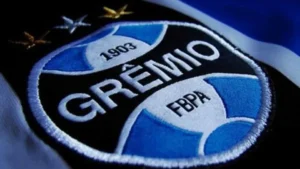 Grêmio suspende torcedor acusado de fazer gestos racistas no Gre-Nal
