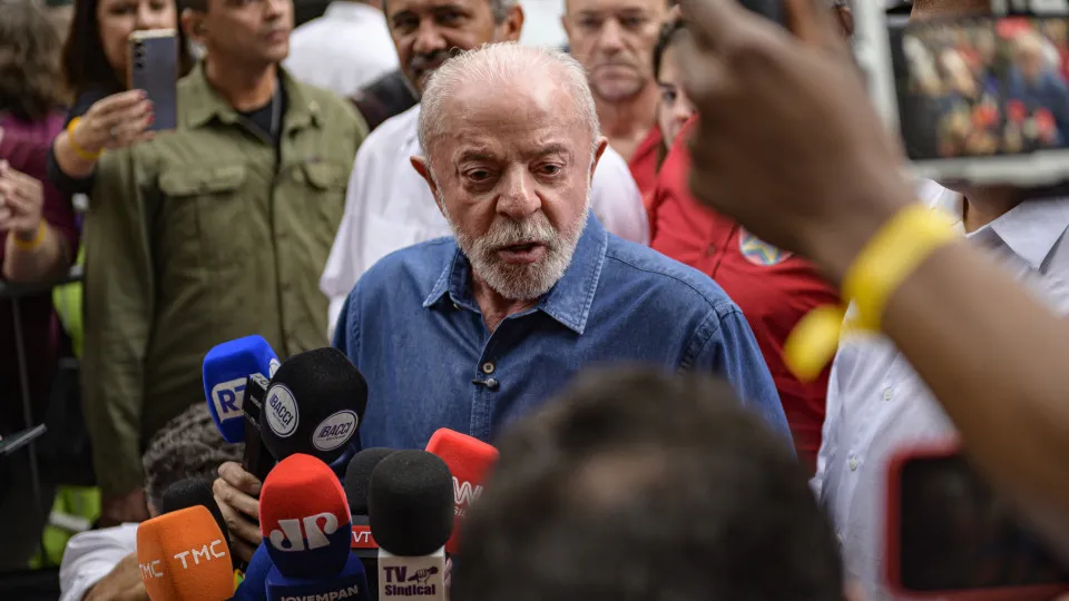 Meta diz ter tomado medidas, mas continua criando imagens sobre Flávio e não sobre Lula