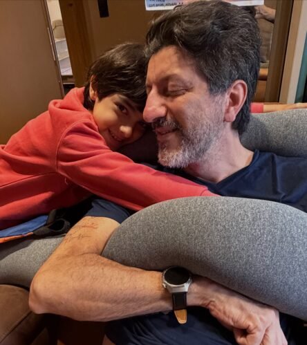 Lito Sousa ao lado do filho, de 7 anos. (Foto: Reprodução/ Instagram)
