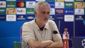 Mourinho se revolta com punição a Vini Jr.: