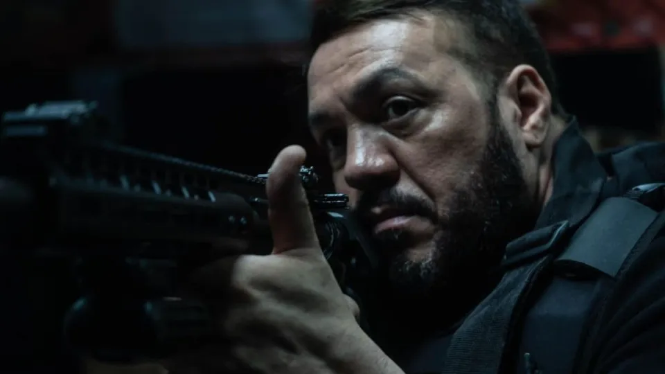 Belo sofre acidente com artefato de fogo em gravação de série da Globo