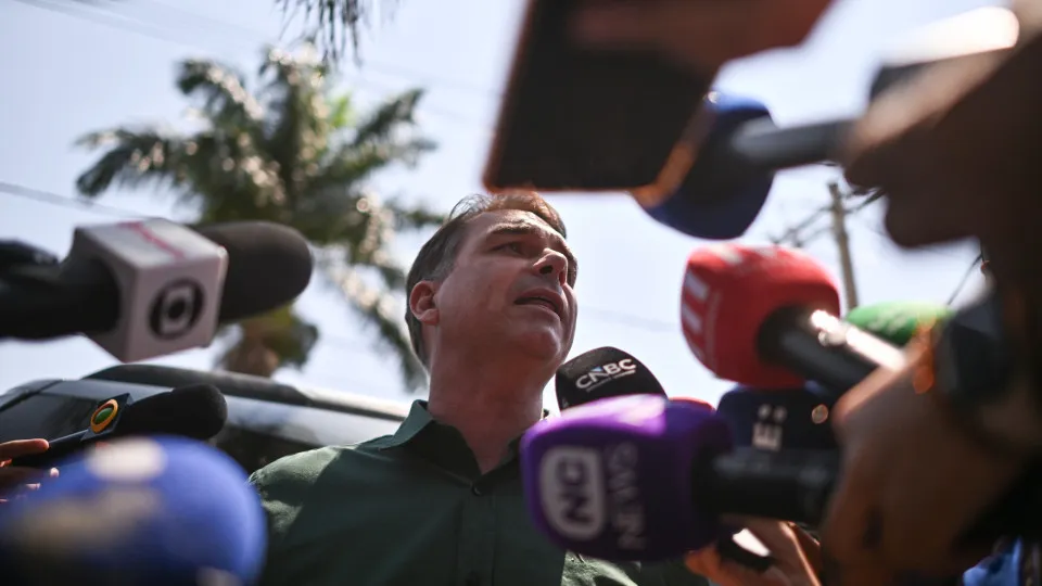 Flávio diz que nomear o pai para cargos