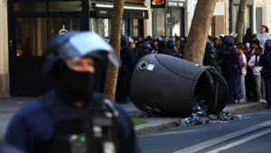 França decreta novos toques de recolher e começa a julgar detidos após onda de caos