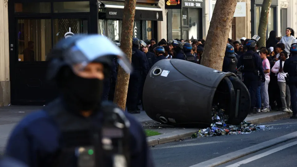 França decreta novos toques de recolher e começa a julgar detidos após onda de caos
