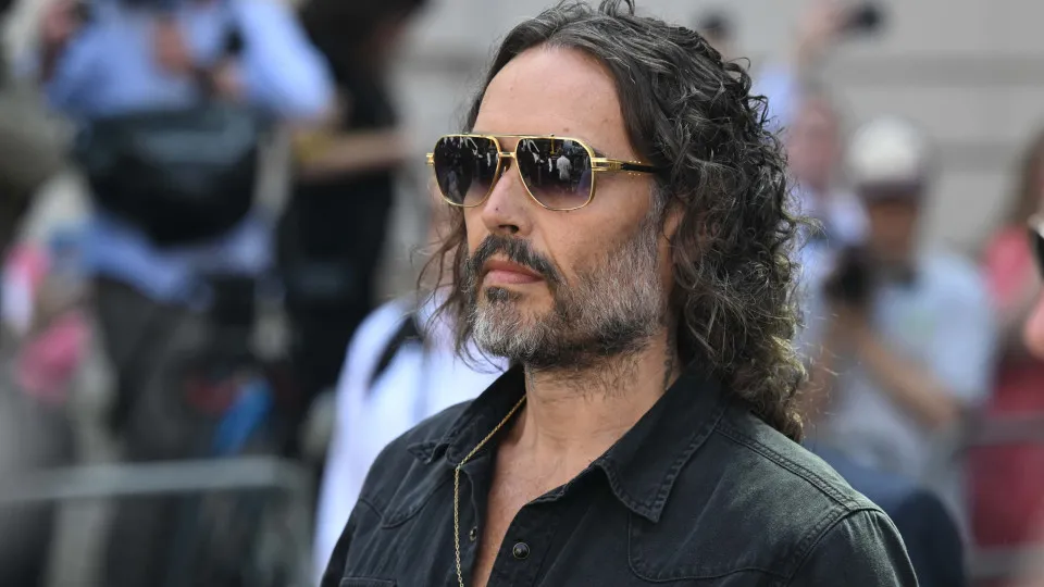 Julgamento de Russell Brand apresenta novos relatos de estupro e agressão