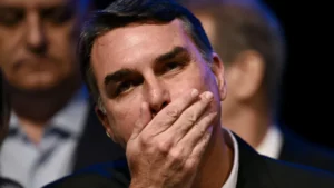 Flávio criou frente para acabar com exame da OAB quando deputado; candidato não comenta