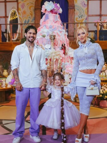 Virginia e Zé Felipe posaram juntos em festa de Maria Flor (Foto: Reprodução/Instagram)