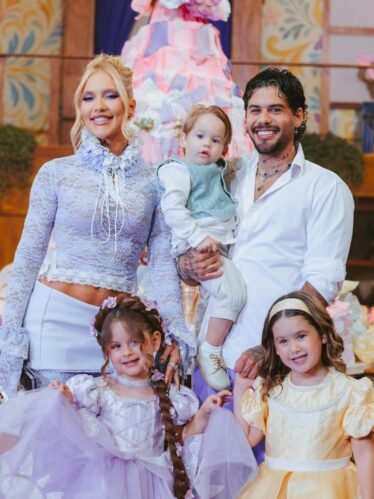Virginia e Zé Felipe junto aos três filhos, Maria Alice, Maria Flor e José Leonardo
