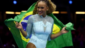 Rebeca Andrade é tricampeã mundial no salto e chega a 10 medalhas em Mundiais