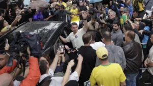 Flávio Bolsonaro vota no Rio de Janeiro.