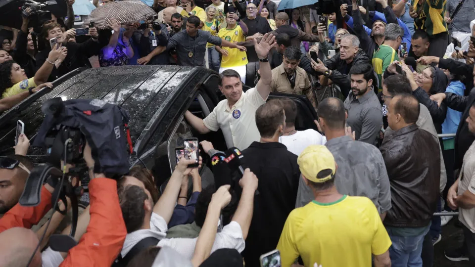Flávio Bolsonaro vota no Rio de Janeiro.
