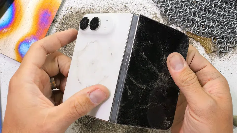 iPhone Duo não sobreviveu a teste de resistência. Veja o vídeo