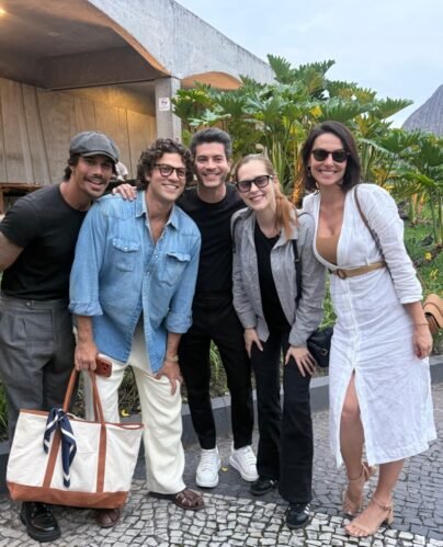 Arthur Aguiar ao lado de Micael Borges, Chay Suede, Sophia Abrahão e Mel Fronckowiak